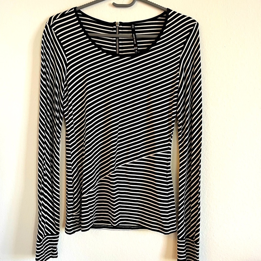 Top, black and whites stripes with zipper 
Can be worm w the zipper n the front